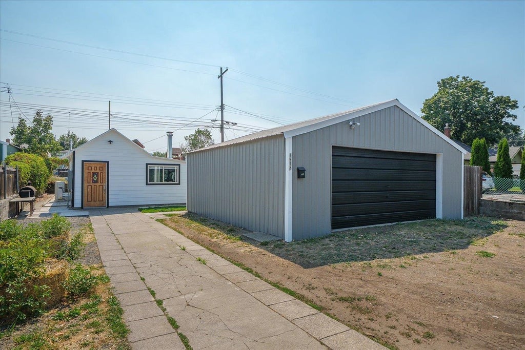 Photo of 1914 E Heroy Ave, Spokane, WA 99207 (MLS # 202624545)