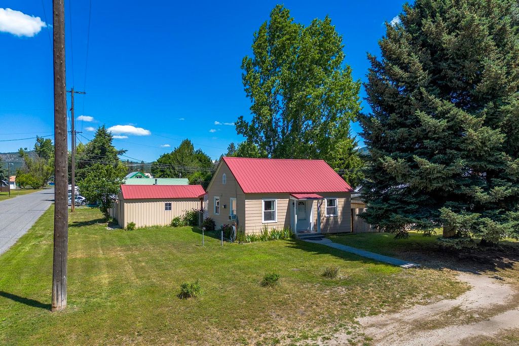 Photo of 208 W Jenkins Ave, Chewelah, WA 99109 (MLS # 202619930)