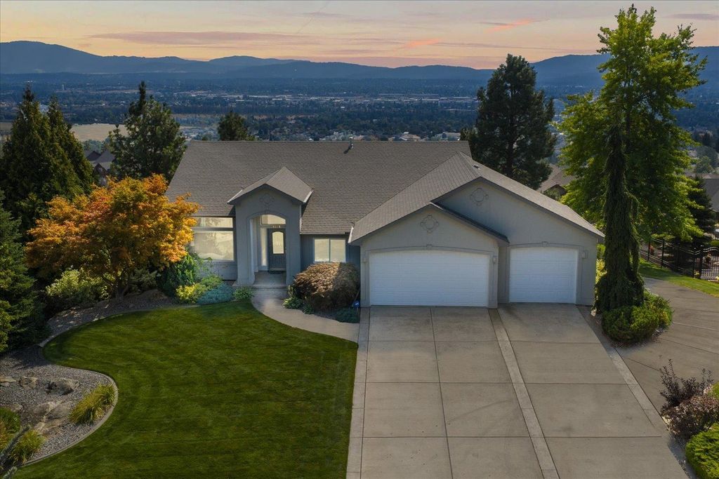 Photo of 8816 E Woodland Park Dr, Spokane, WA 99217 (MLS # 202525409)