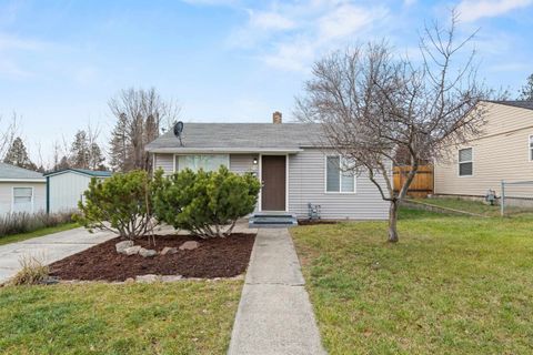 Photo of 5621 N Milton St, Spokane, WA 99205 (MLS # 202527637)