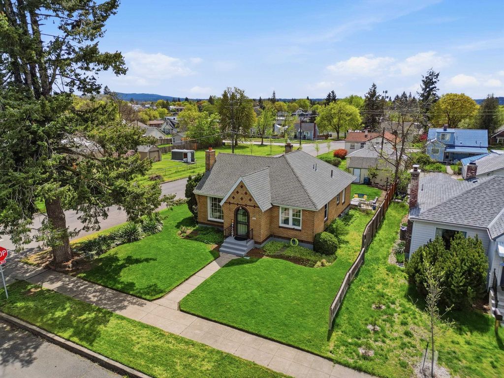 Photo of 2403 W Euclid Ave, Spokane, WA 99205 (MLS # 202616371)