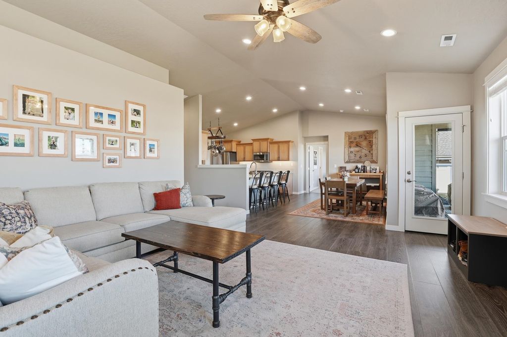 Photo of 15 E 12th St, Deer Park, WA 99006 (MLS # 202612031)