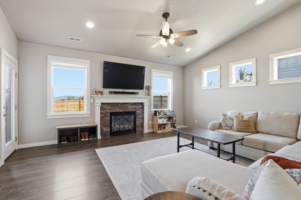 Photo of 15 E 12th St, Deer Park, WA 99006 (MLS # 202612031)