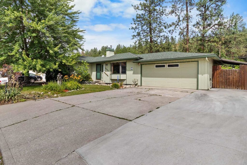 Photo of 6204 N OXFORD Dr, Spokane, WA 99208 (MLS # 202525464)