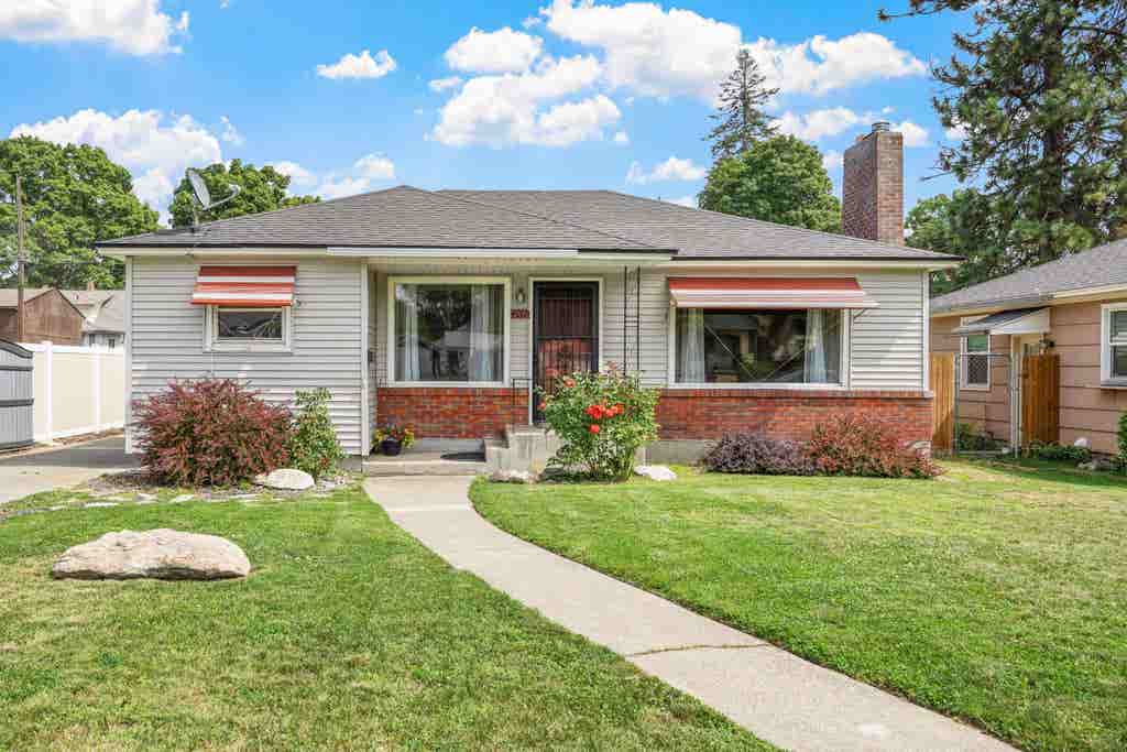 Photo of 4012 N Calispel St, Spokane, WA 99205 (MLS # 202622955)