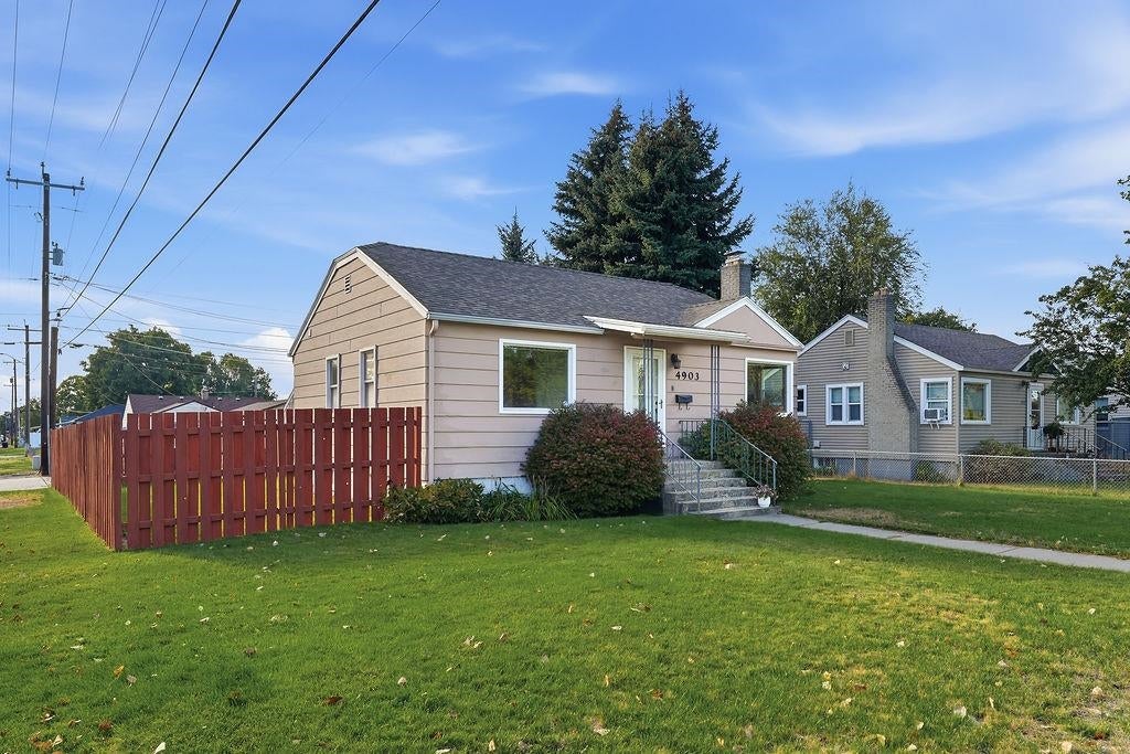 Photo of 4903 N Elm St, Spokane, WA 99205 (MLS # 202625780)