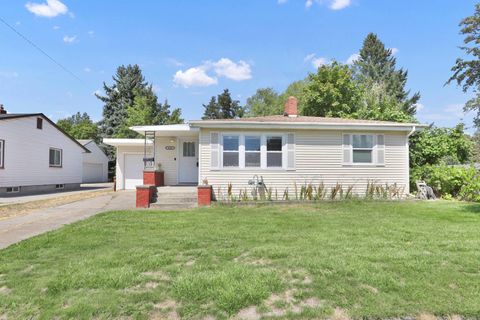 Photo of 1111 E 37th Ave, Spokane, WA 99203 (MLS # 202526520)