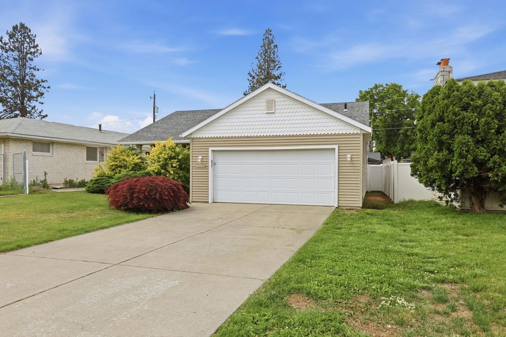 Photo of 1224 W Rowan Ave, Spokane, WA 99205 (MLS # 202619199)