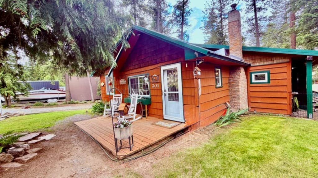 Photo of 201 Fir Ln, Newport, WA 99156 (MLS # 202619194)