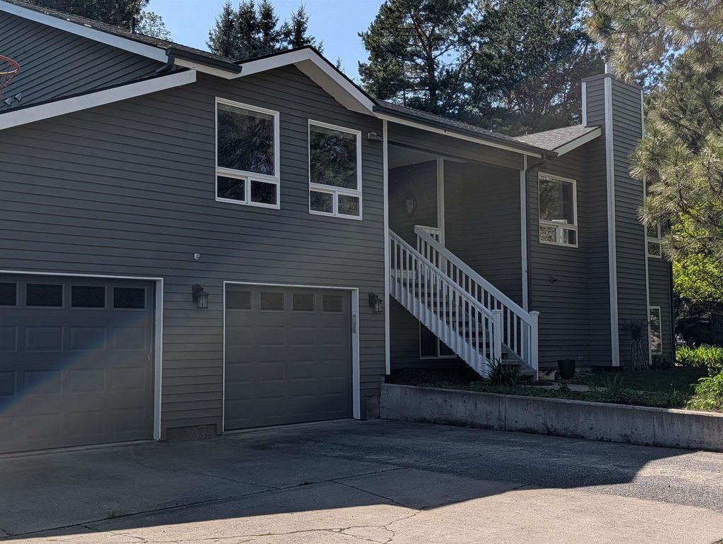 Photo of 795 SE Greenhill Rd, Pullman, WA 99163 (MLS # 202616264)