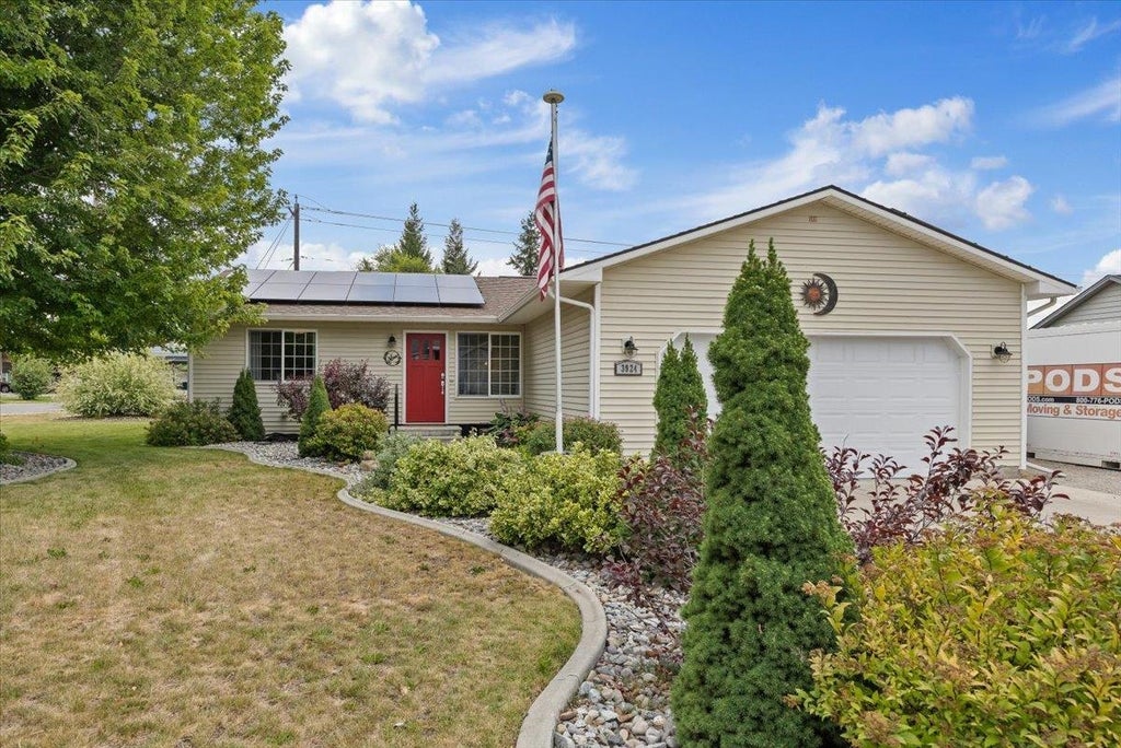 Photo of 3924 N SUNDERLAND Ct, Spokane Valley, WA 99206 (MLS # 202622305)