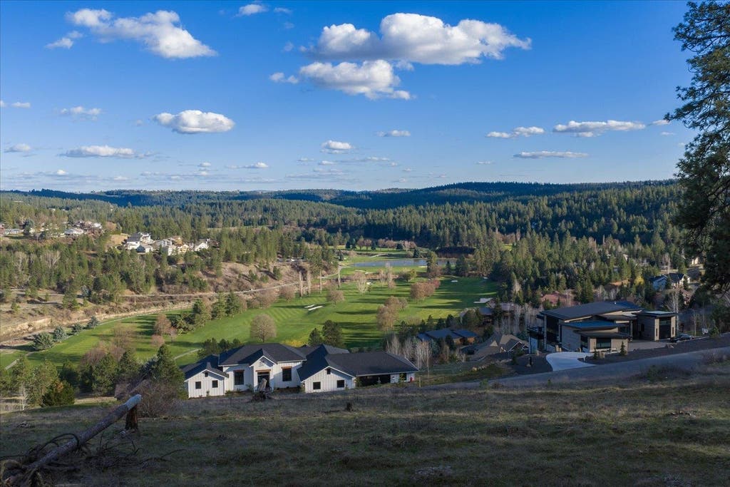 Photo of 11615 S Elk Run Ln, Spokane, WA 99224 (MLS # 202622250)