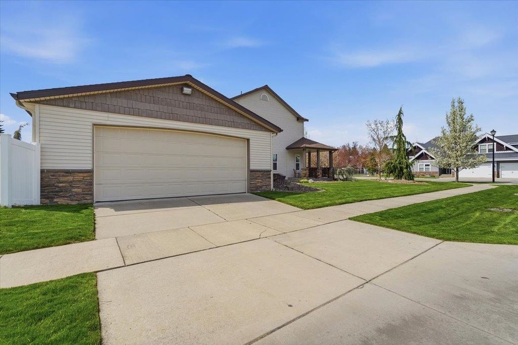 Photo of 621 E Round Up Cir, Hayden, ID 83835 (MLS # 202616294)