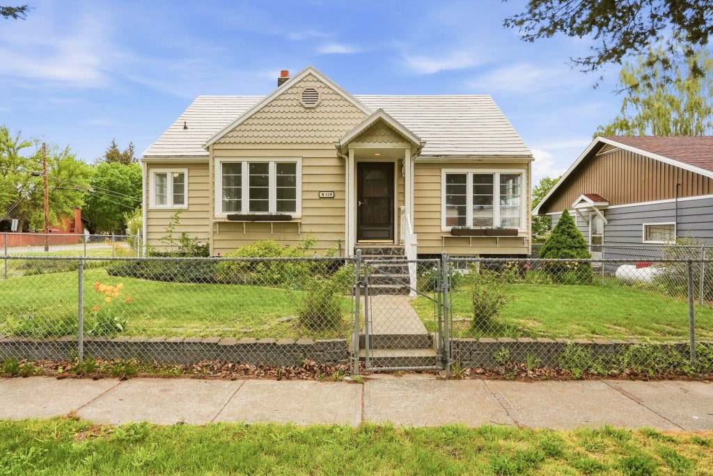Photo of 119 N Leslie St, Tekoa, WA 99033 (MLS # 202621272)