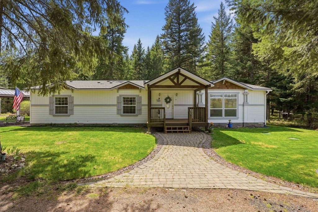 Photo of 10420 E Dunn Rd, Chattaroy, WA 99003 (MLS # 202615936)