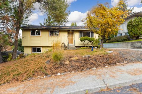 Photo of 3528 W Crown Pl, Spokane, WA 99205 (MLS # 202526424)