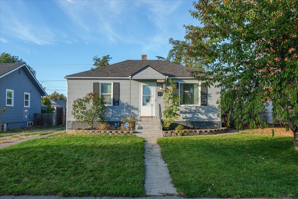 Photo of 1911 E Rich Ave, Spokane, WA 99207 (MLS # 202625639)