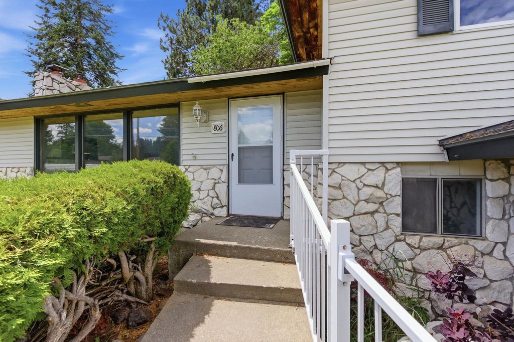 Photo of 806 S Adams Rd, Spokane Valley, WA 99037 (MLS # 202619105)