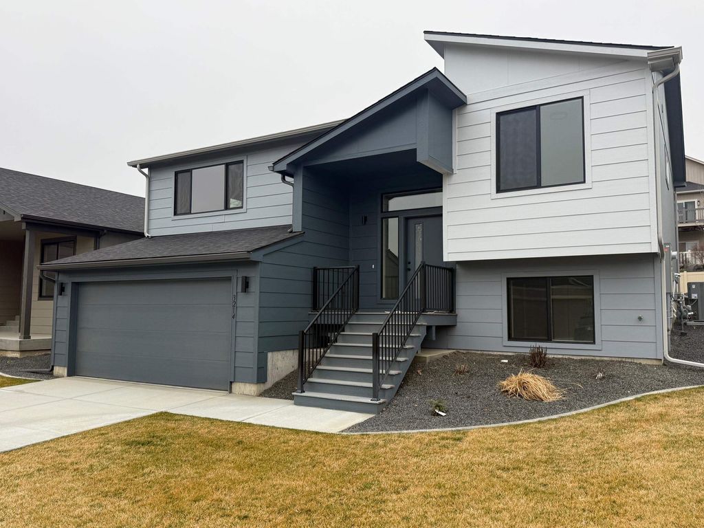 Photo of 3214 S CUSTER Ln, Spokane, WA 99203 (MLS # 202615999)