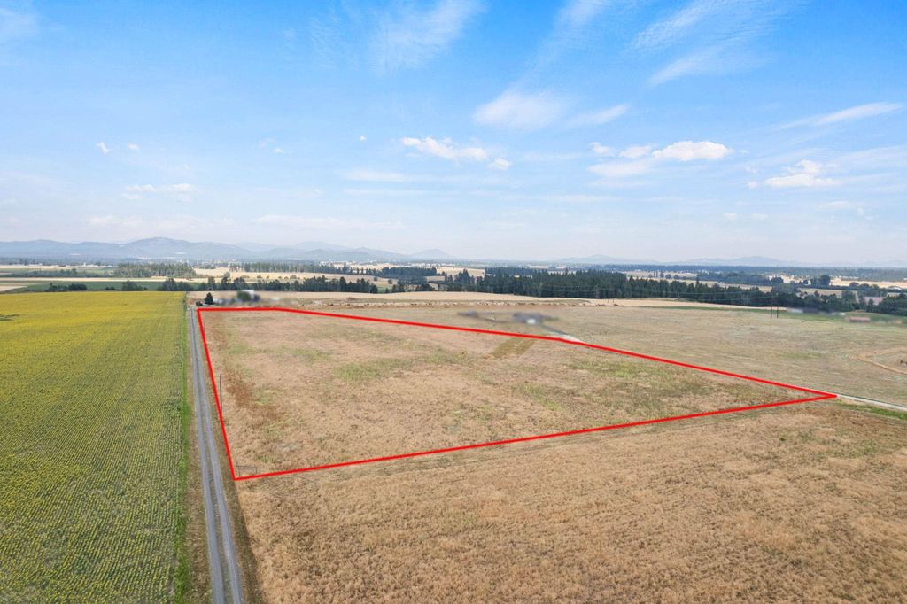 Photo of 5815 W Mule Deer Ln, Deer Park, WA 99006 (MLS # 202612468)
