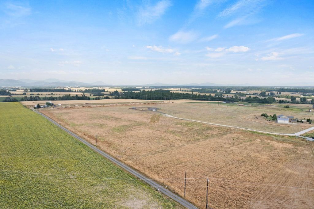 Photo of 5815 W Mule Deer Ln, Deer Park, WA 99006 (MLS # 202612468)