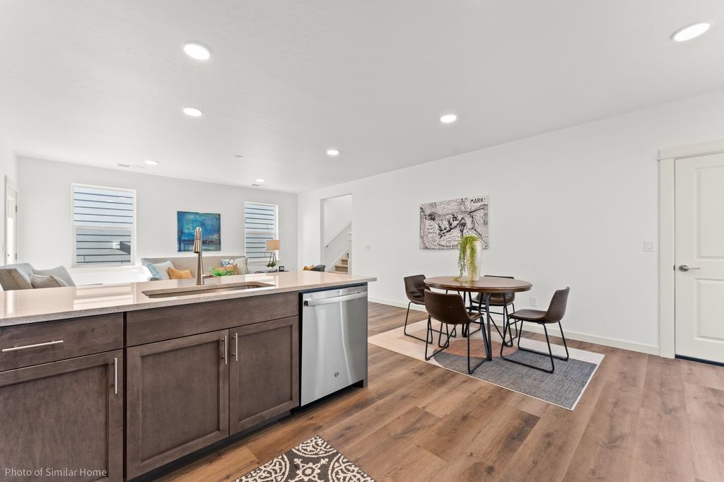 Photo of 306 N Viewmont Ct, Greenacres, WA 99016 (MLS # 202525472)