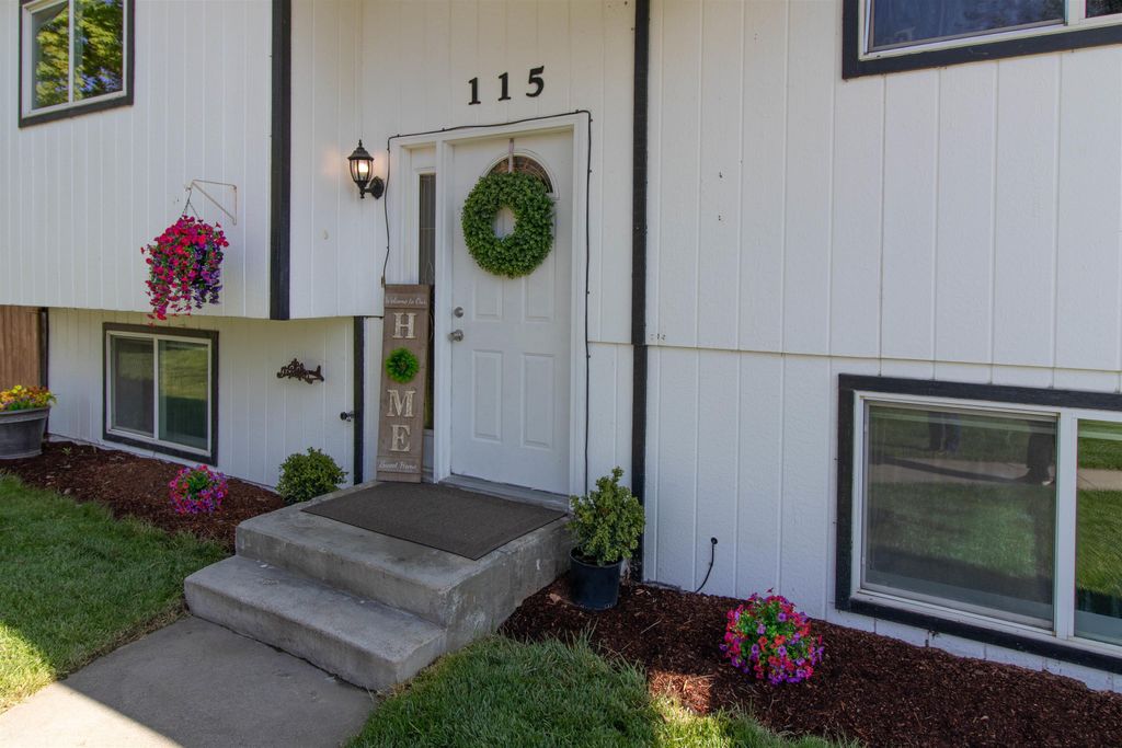 Photo of 115 E Franklin Dr, Nine Mile Falls, WA 99026 (MLS # 202616235)