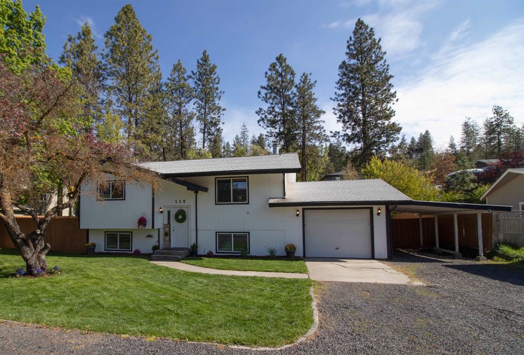 Photo of 115 E Franklin Dr, Nine Mile Falls, WA 99026 (MLS # 202616235)