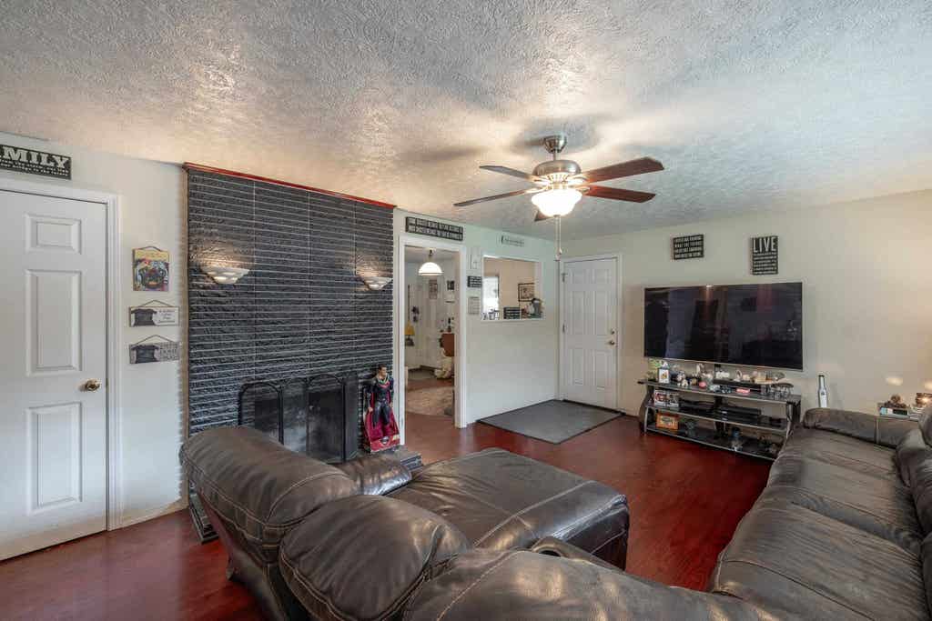 Photo of 902 S Freya St, Spokane, WA 99202 (MLS # 202622808)