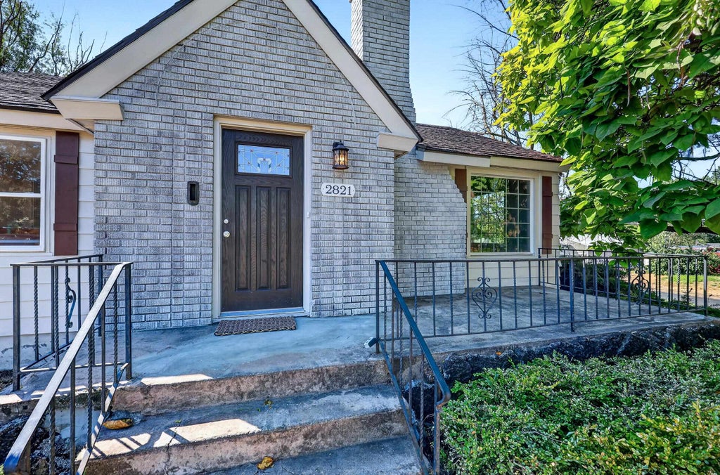Photo of 2821 W LONGFELLOW Ave, Spokane, WA 99205 (MLS # 202625731)
