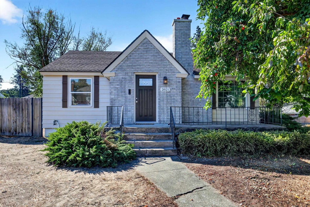 Photo of 2821 W LONGFELLOW Ave, Spokane, WA 99205 (MLS # 202625731)