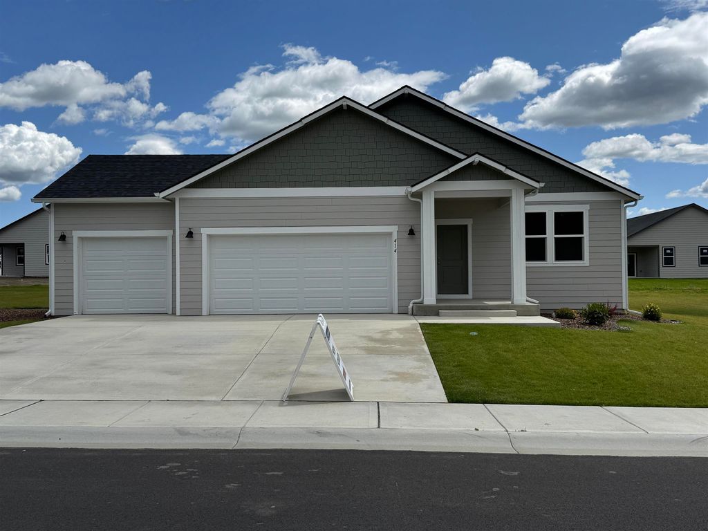 Photo of 414 N Arcadia Ave, Deer Park, WA 99006 (MLS # 202614529)