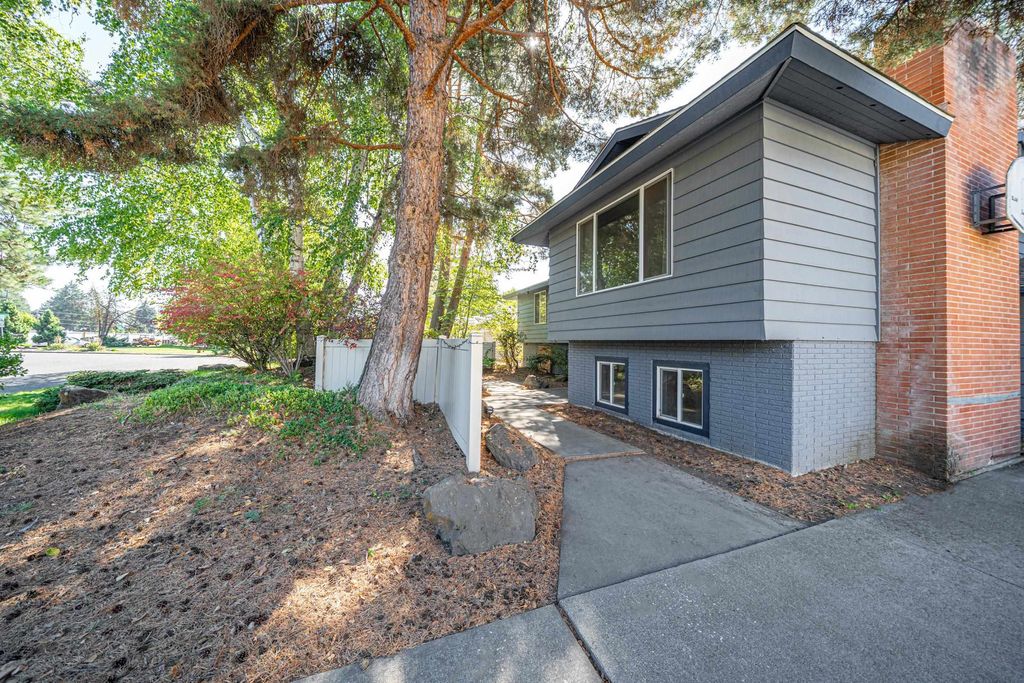 Photo of 6018 S Stone St, Spokane, WA 99223 (MLS # 202616425)