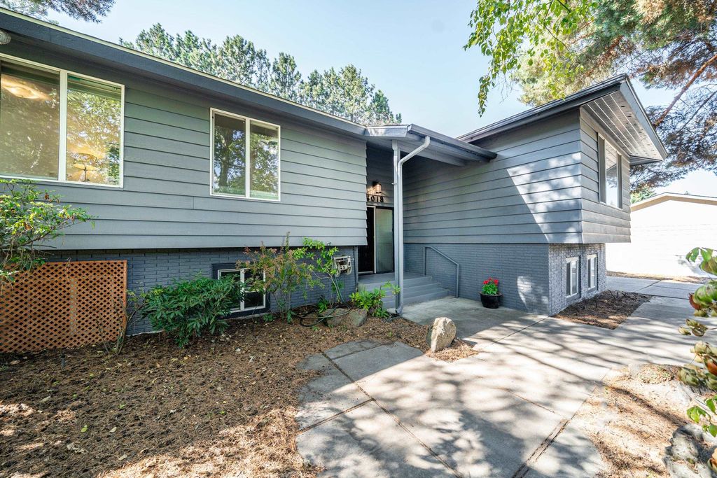 Photo of 6018 S Stone St, Spokane, WA 99223 (MLS # 202616425)