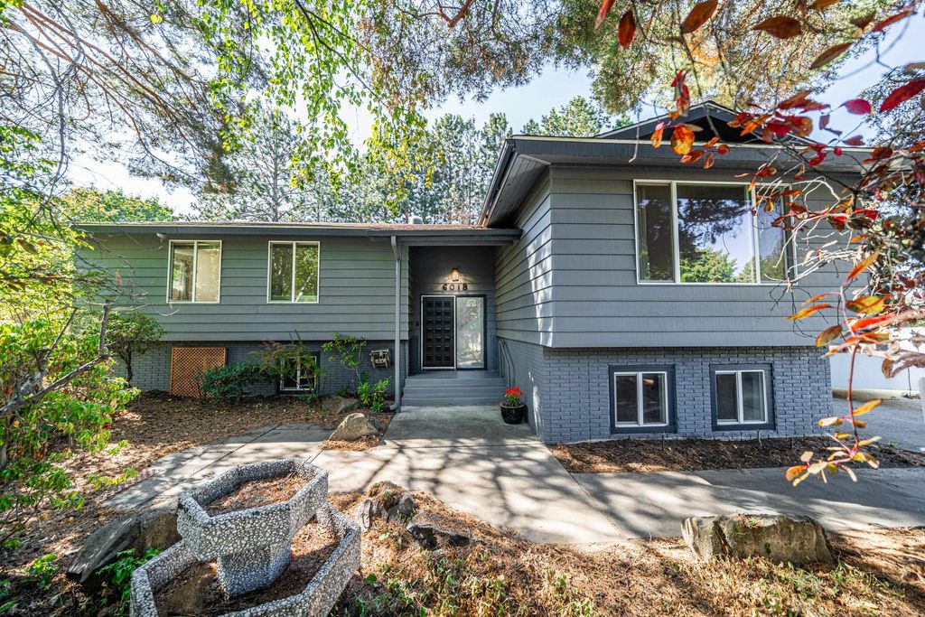 Photo of 6018 S Stone St, Spokane, WA 99223 (MLS # 202616425)