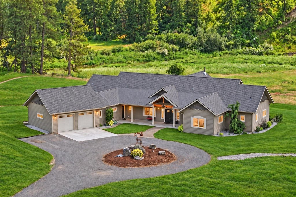 Photo of 10638 HANGMAN VALLEY Rd, Spokane, WA 99224 (MLS # 202626145)