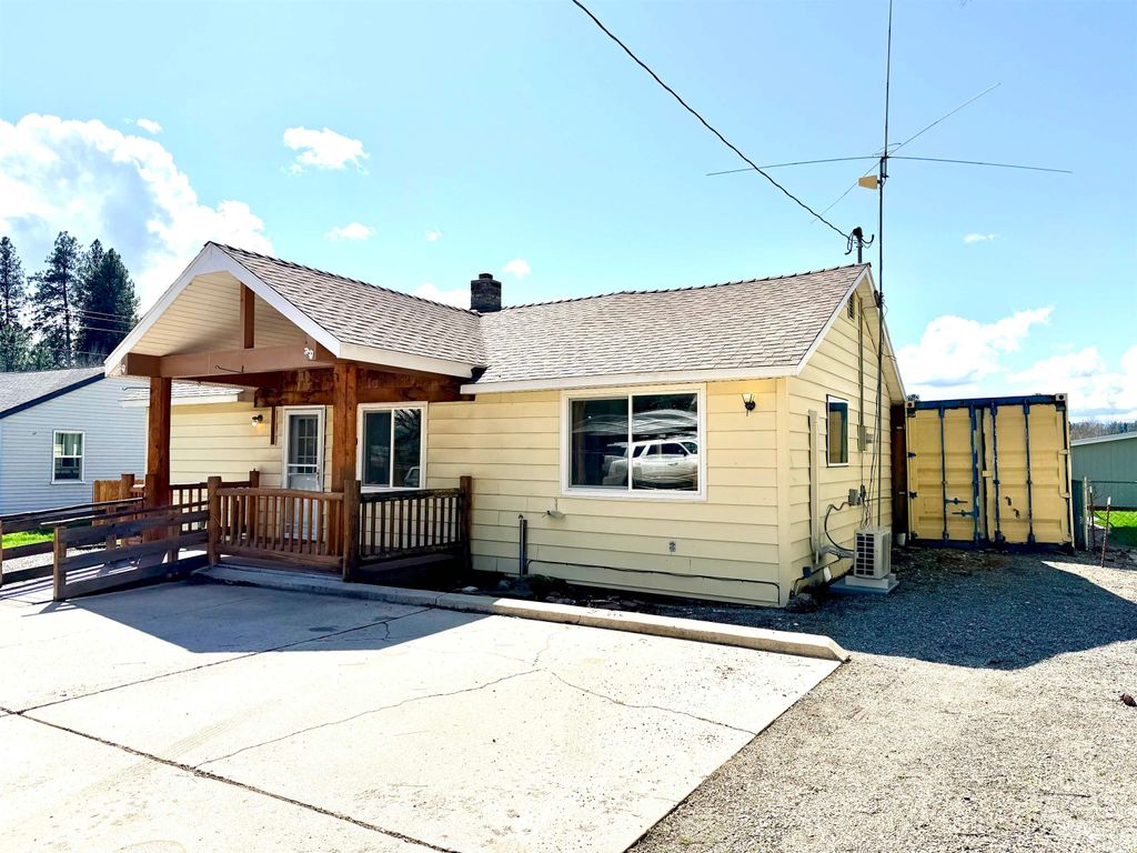 Photo of 609 N Columbia Ave, Deer Park, WA 99006 (MLS # 202615572)