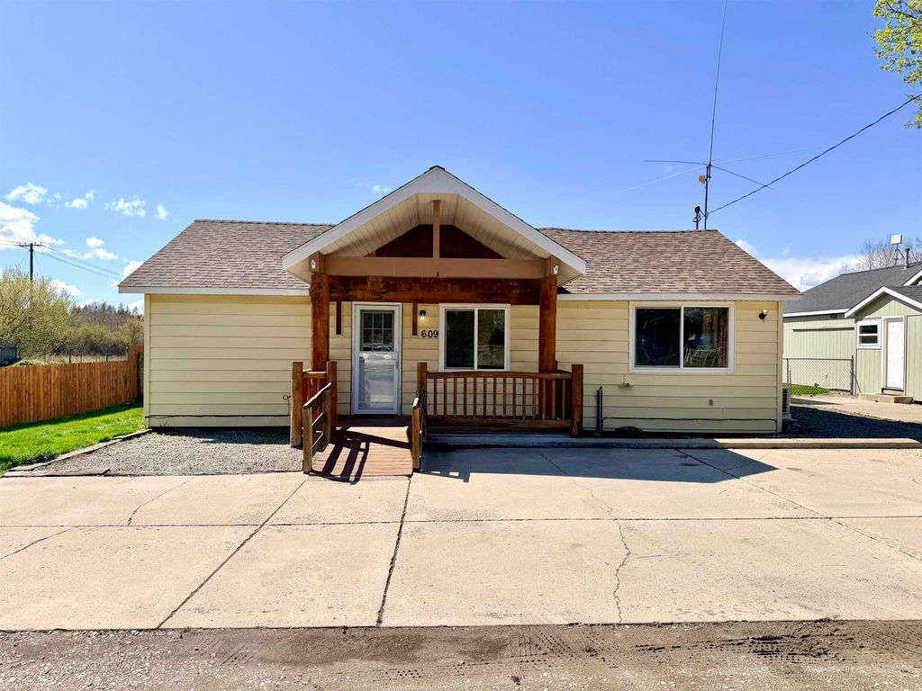 Photo of 609 N Columbia Ave, Deer Park, WA 99006 (MLS # 202615572)