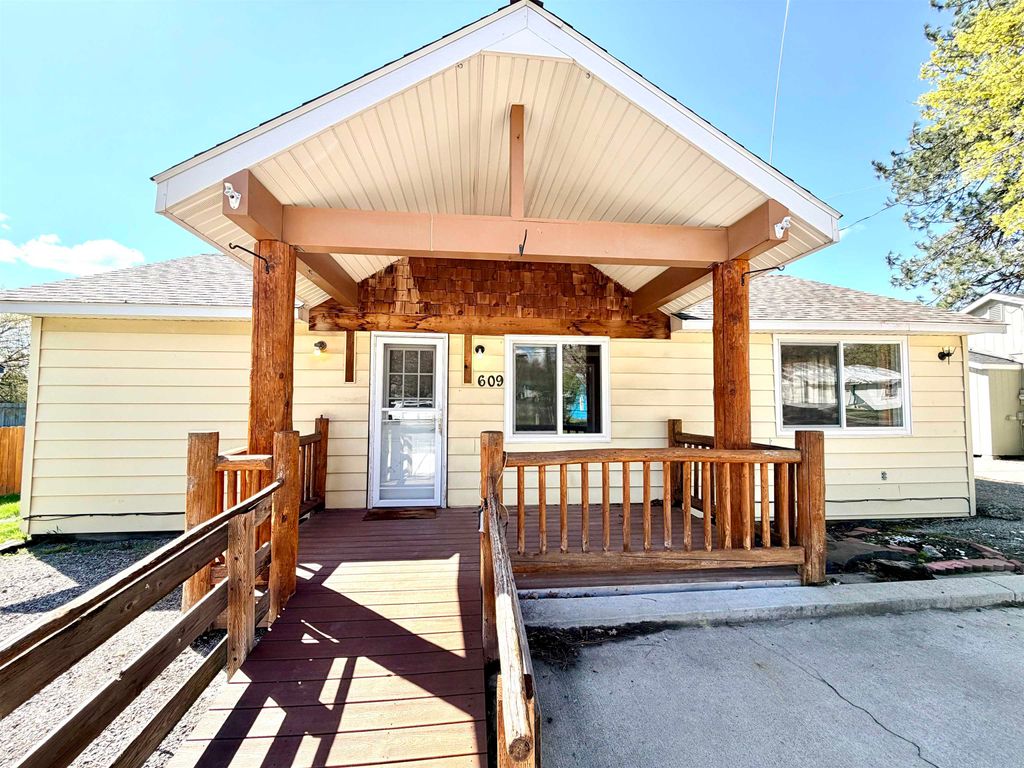 Photo of 609 N Columbia Ave, Deer Park, WA 99006 (MLS # 202615572)