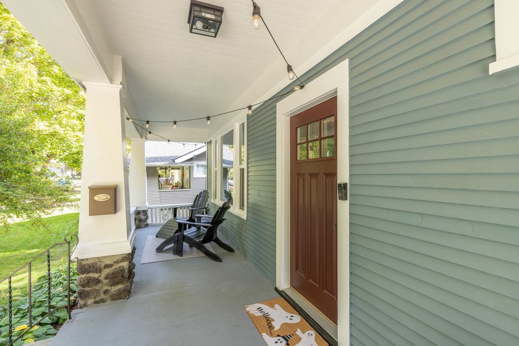 Photo of 423 W 17th Ave, Spokane, WA 99203 (MLS # 202525541)
