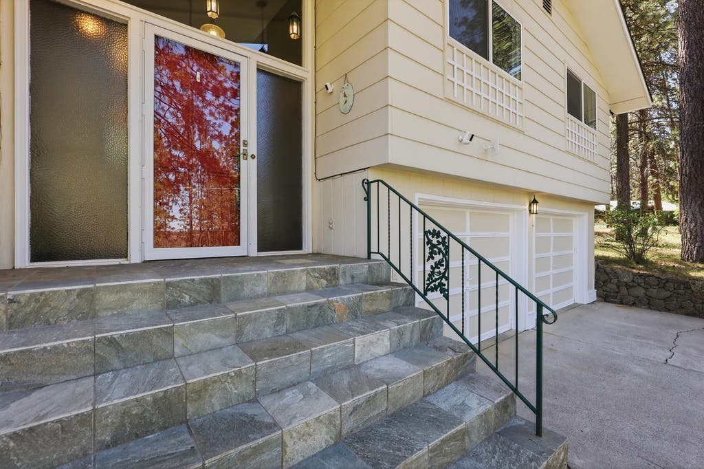 Photo of 6911 S Oak Rd, Spokane, WA 99224 (MLS # 202619315)