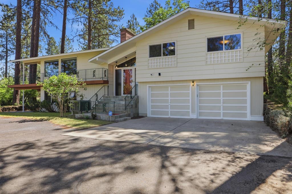 Photo of 6911 S Oak Rd, Spokane, WA 99224 (MLS # 202619315)