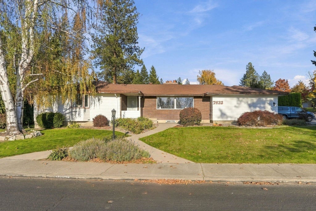 Photo of 7432 N Sutherlin St, Spokane, WA 99208 (MLS # 202626155)