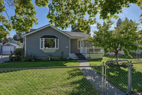Photo of 2421 W Lacrosse Ave, Spokane, WA 99205 (MLS # 202525233)