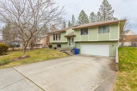 Photo of 10620 N College Place Dr, Spokane, WA 99218 (MLS # 202612902)
