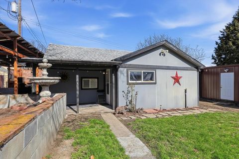 Photo of 1103 E 12th Ave, Spokane, WA 99202 (MLS # 202615498)