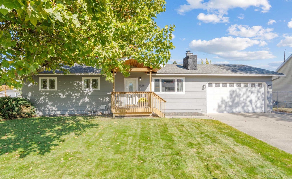 Photo of 19215 E Valleyway Ave, Spokane Valley, WA 99016 (MLS # 202625879)