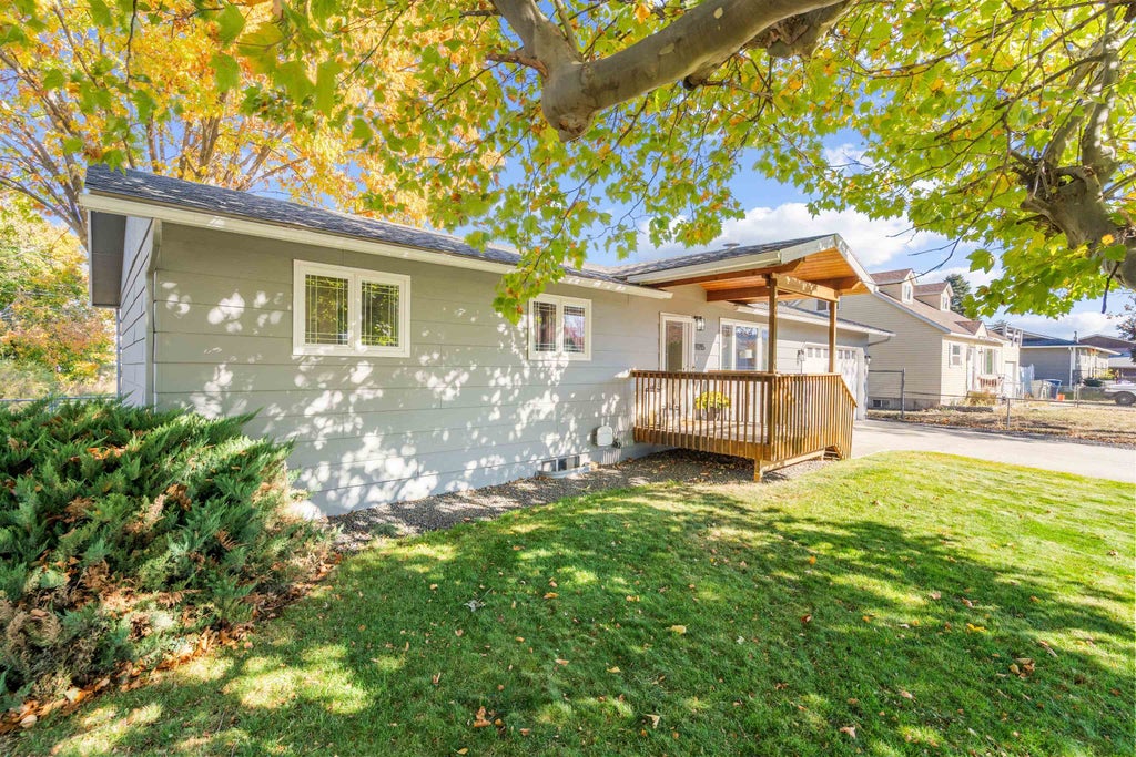 Photo of 19215 E Valleyway Ave, Spokane Valley, WA 99016 (MLS # 202625879)