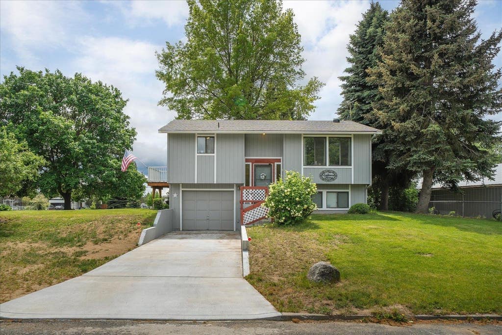Photo of 1514 E 4th St, Deer Park, WA 99006 (MLS # 202617613)