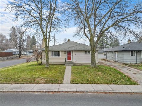 Photo of 5028 N Ash St, Spokane, WA 99205 (MLS # 202527438)